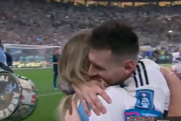 Người phụ nữ được Messi ôm đầu tiên sau trận chung kết World Cup